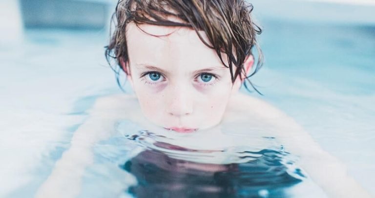 dete-pliva-u-bazenu-gleda-u-kameru.jpg